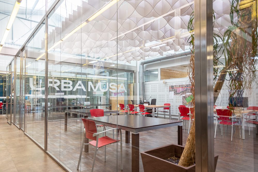 Techo acústico en oficinas de URBAMUSA