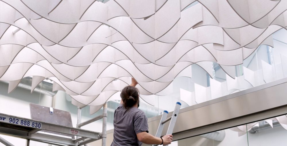 Instalación de techo con paneles acústicos