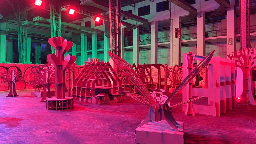 Elementos de cartón montados tras evento team building.