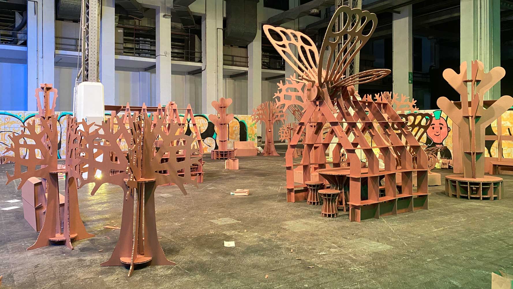 Muebles y figuras de cartón para eventos