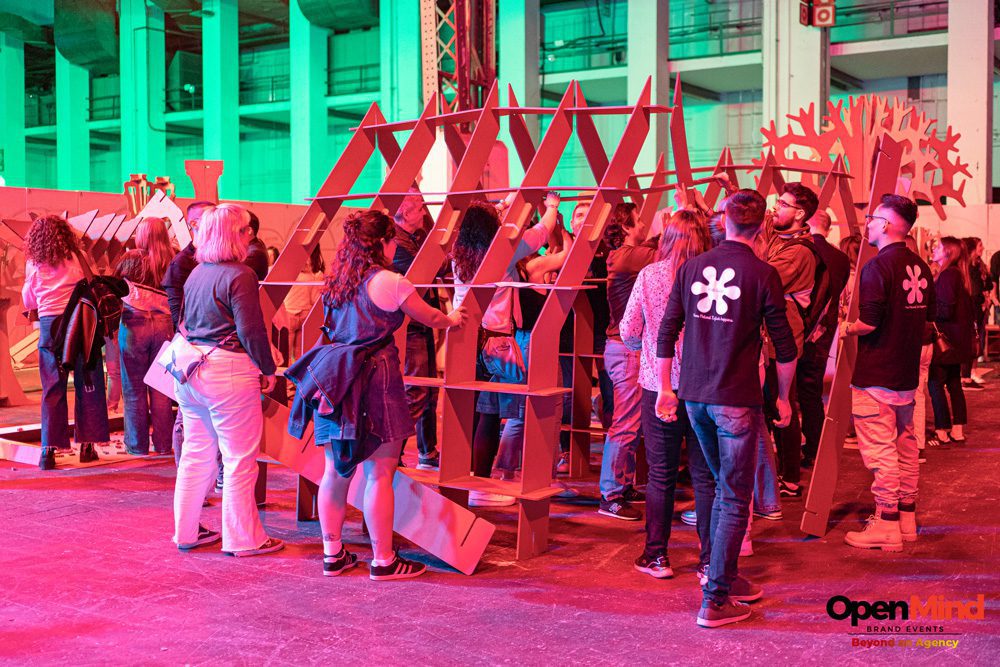 Montaje de casa estantería para team building sostenible