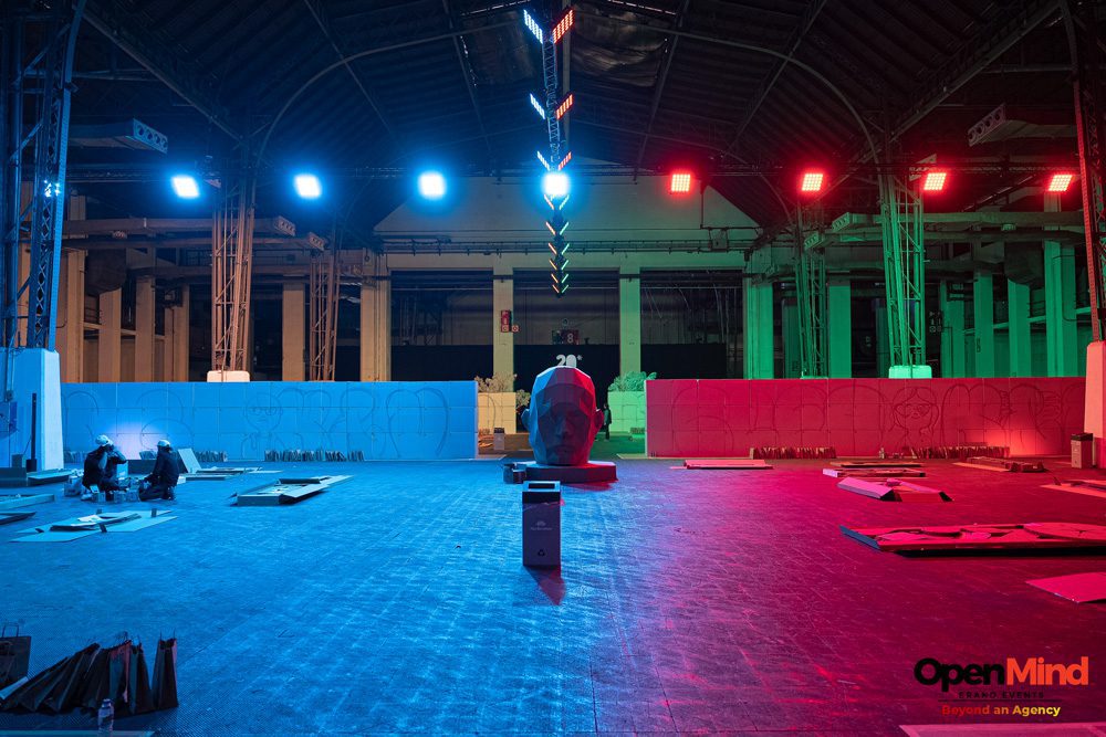 Cabeza de cartón en espacio listo para evento