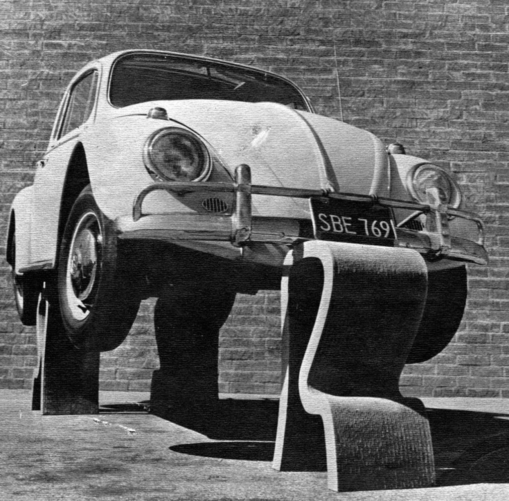 Coche sostenido por tres sillas de Frank Gehry