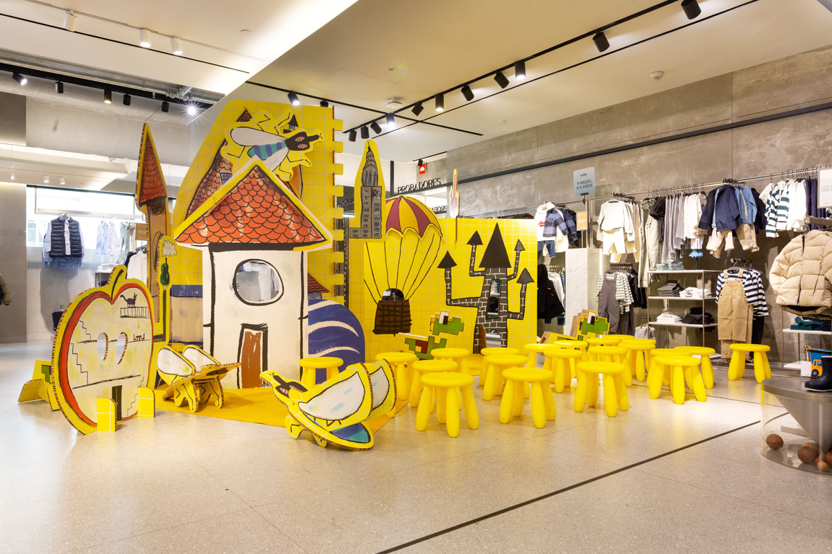 Biombo de cartón interactivo para Mango Kids