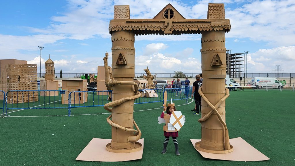 Niña lista para competir en Cartón Battle