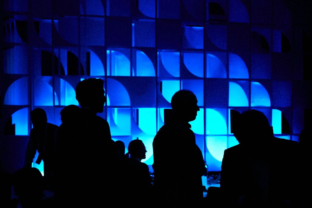 Fondo retroiluminado para evento corporativo.