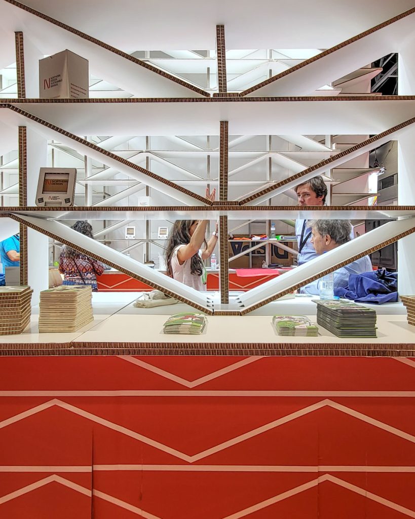 Estructura de cartón Re-board para stand de Northern Design.