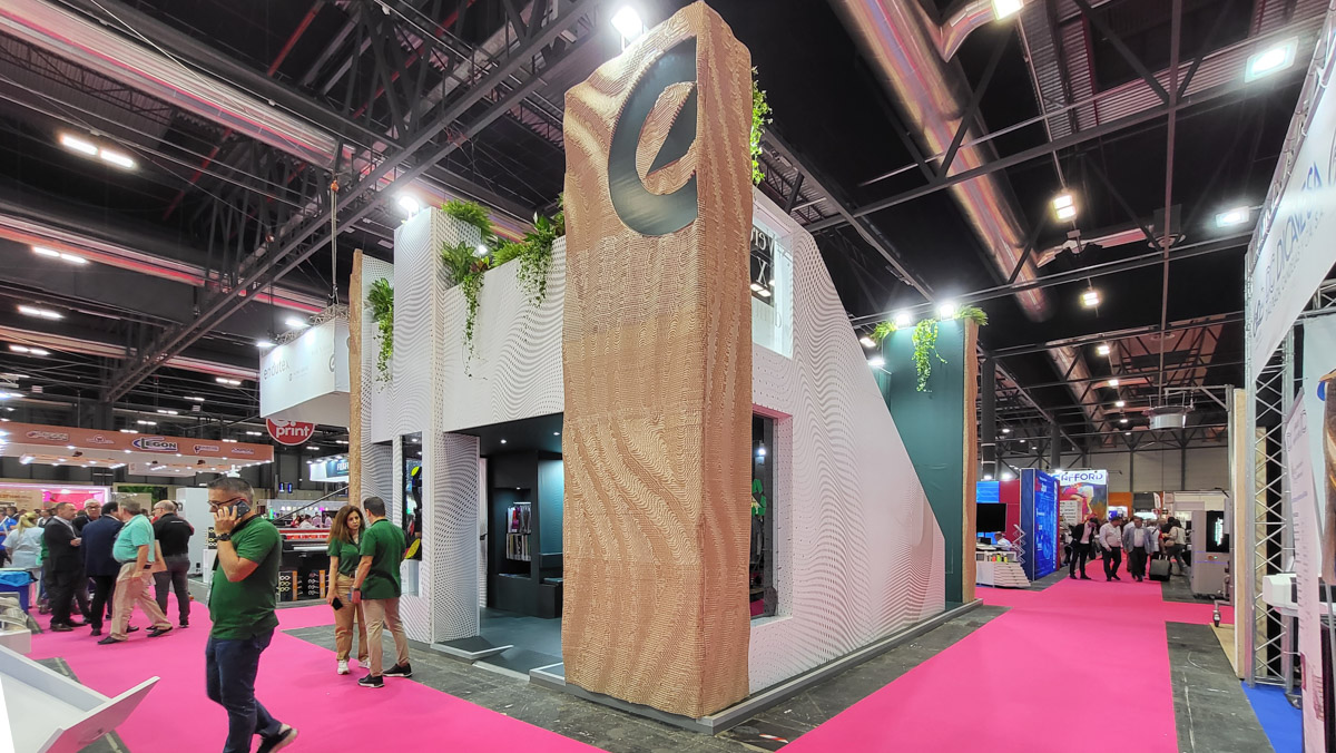 Muro paramétrico de cartón para stand de Endutex en C!Print