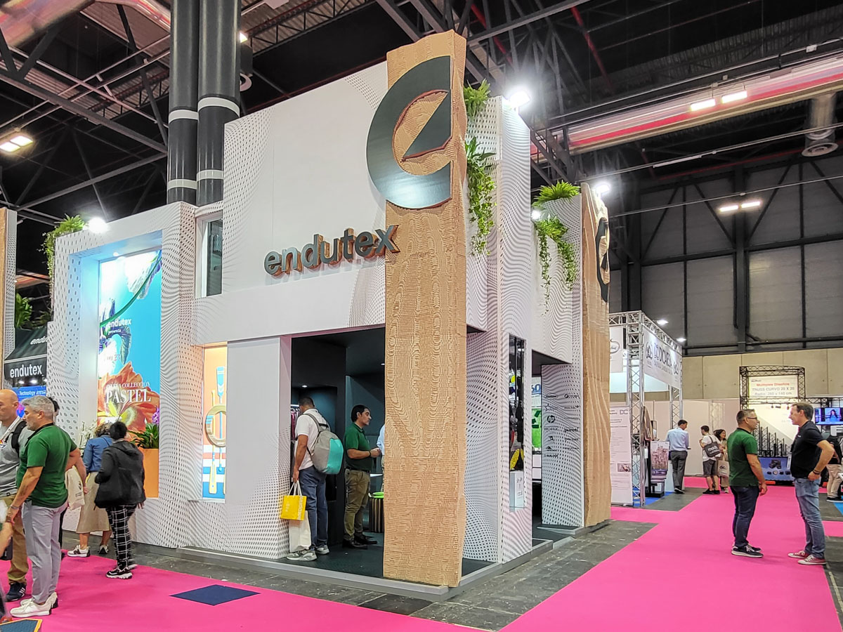 Muro paramétrico de cartón en el stand de Endutex
