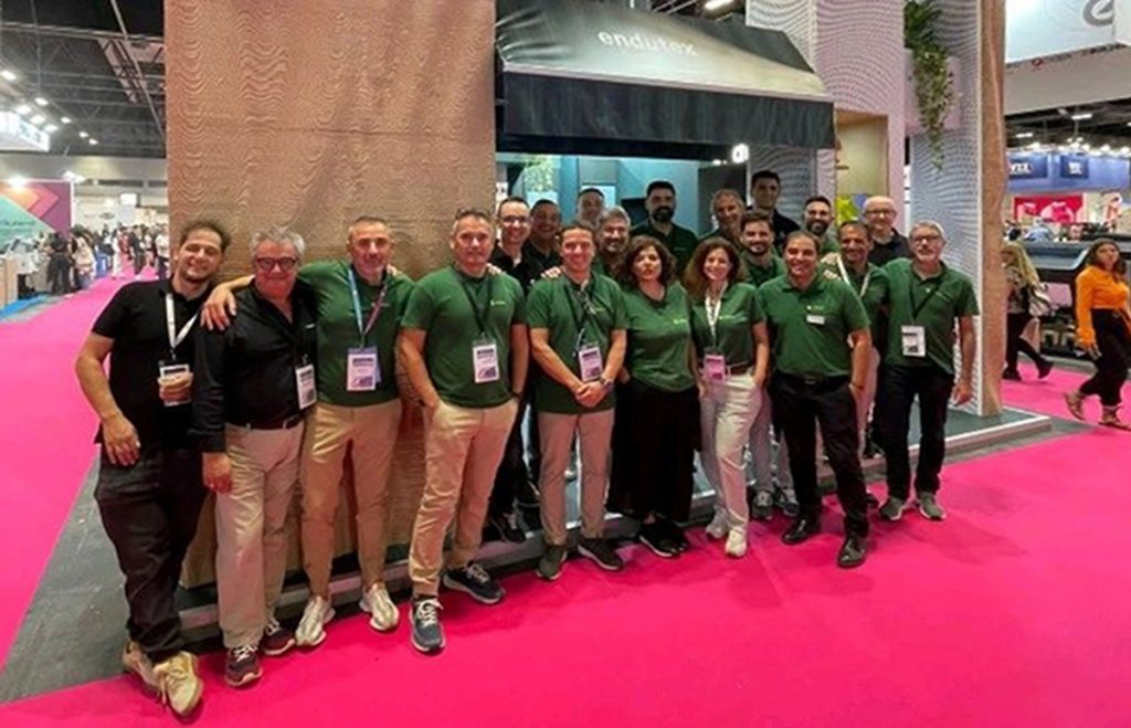 Equipo de Endutex frente al muro paramétrico de cartón