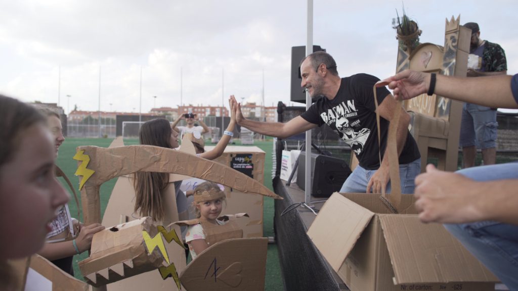 Chocando la mano en la Cartón Battle