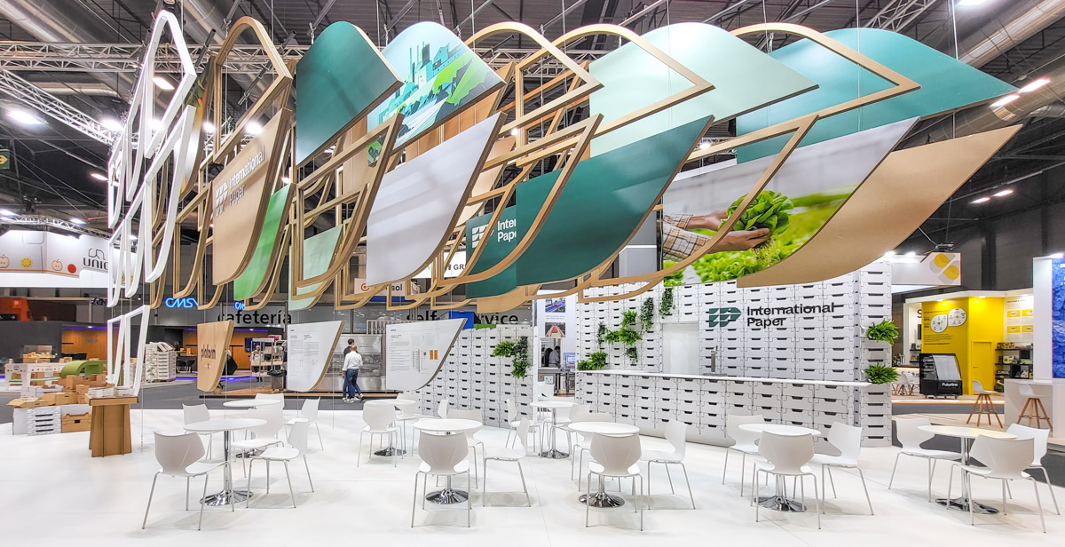 Stand de International Paper con módulos suspendidos de cartón. 