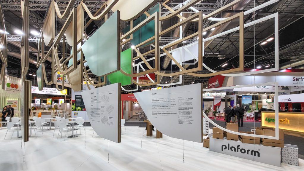 Identidad corporativa sostenible en módulos suspendidos de cartón. 