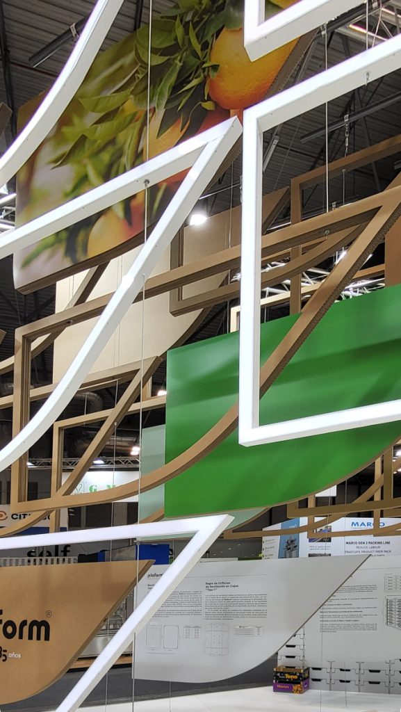 Juego de profundidades de módulos suspendidos de cartón. 