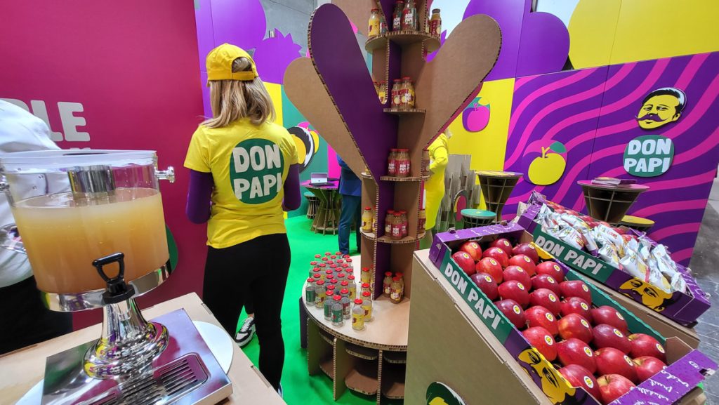 Mobiliario del stand de cartón impreso para Don Papi. 