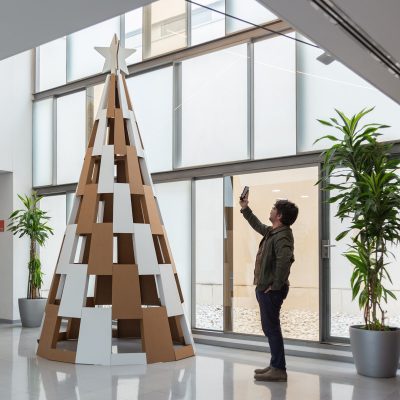 Árbol Temaki de cartón en hall