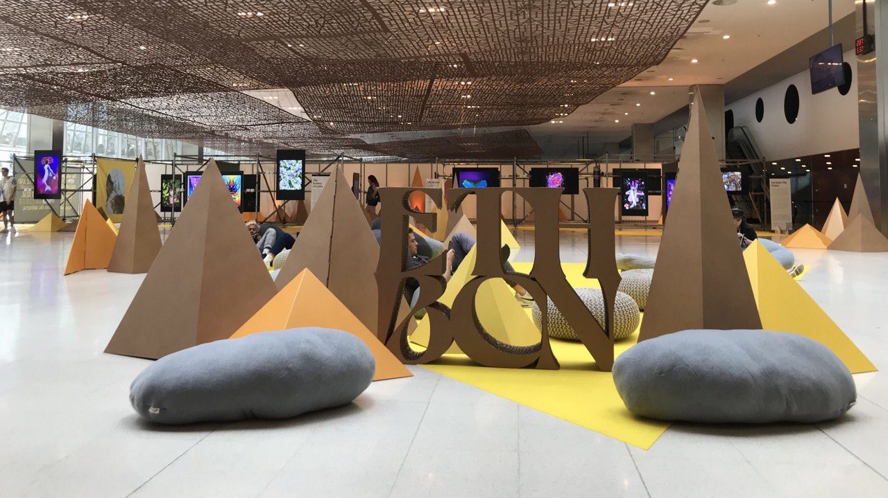 Decoración sostenible para evento tecnológico Ethereum