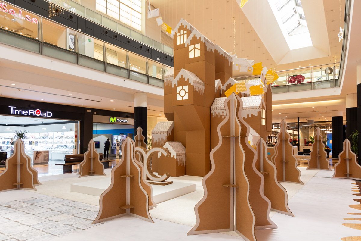 Árboles y pueblo nevado en cartón