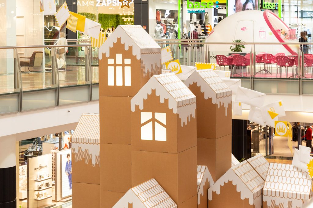 Decoración de Navidad en cartón. Pueblo nevado. 