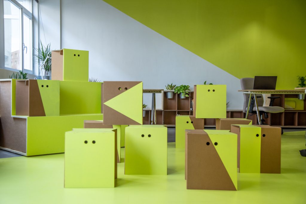 Taburetes de cartón para espacio CEEIM