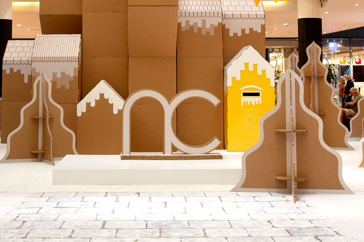 Corpóreo de Nueva Condomina junto a buzón de cartón