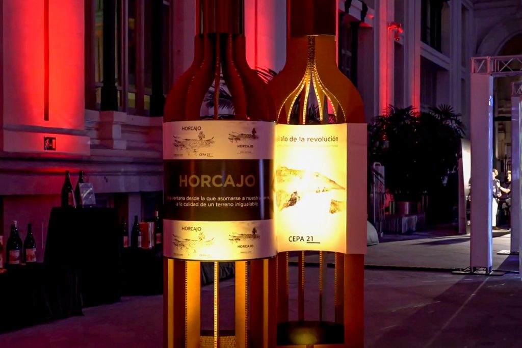 Exposición de bodegas CEPA 21 con figuras de cartón