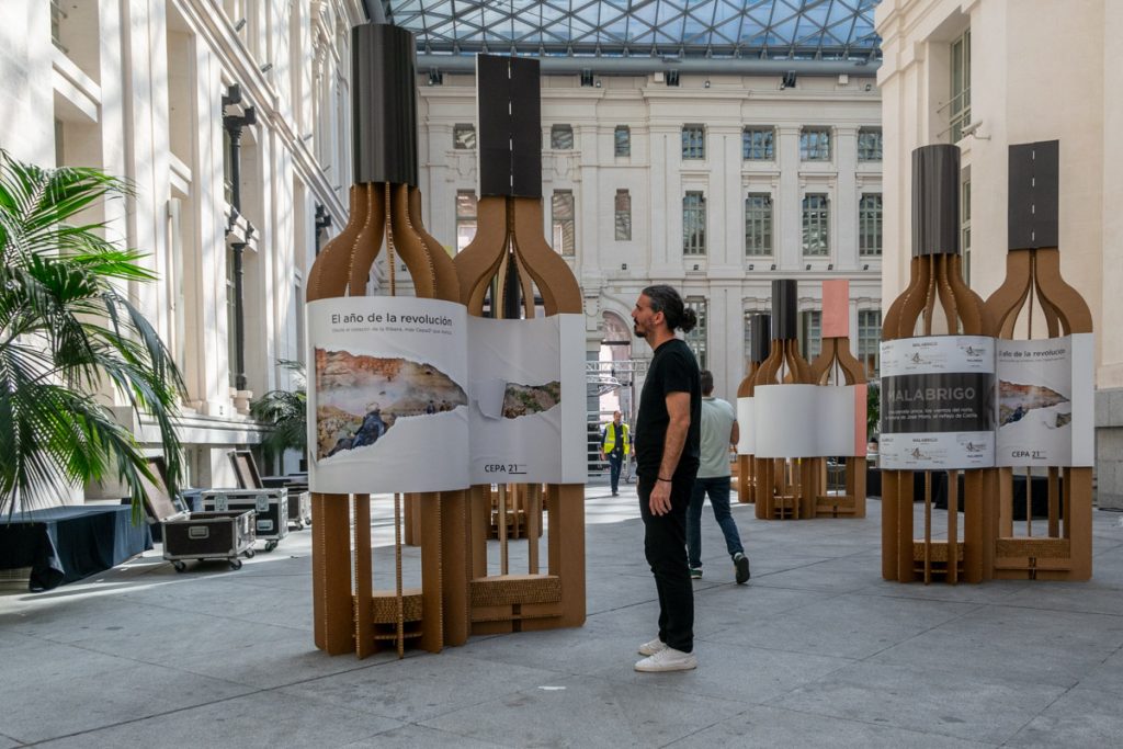 Montaje de figuras de cartón para exposición