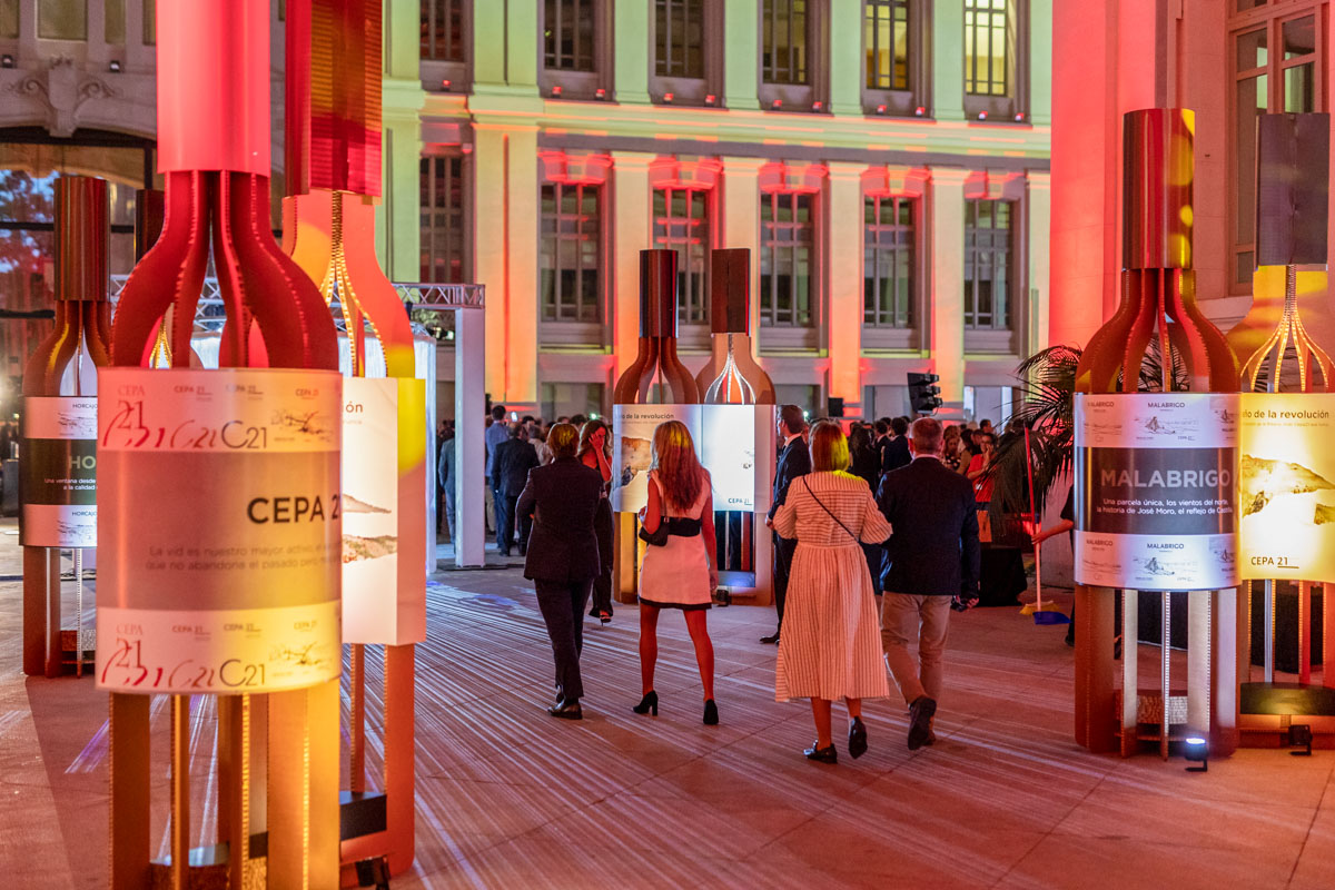 Evento con figuras de cartón para exposición