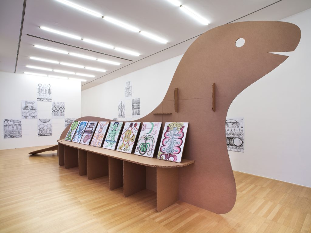 Foca gigante de cartón para exposición de arte en Ljubljana