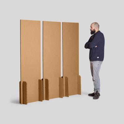 Panel enara - Acabado kraft - Vista con persona -pack 3 ud