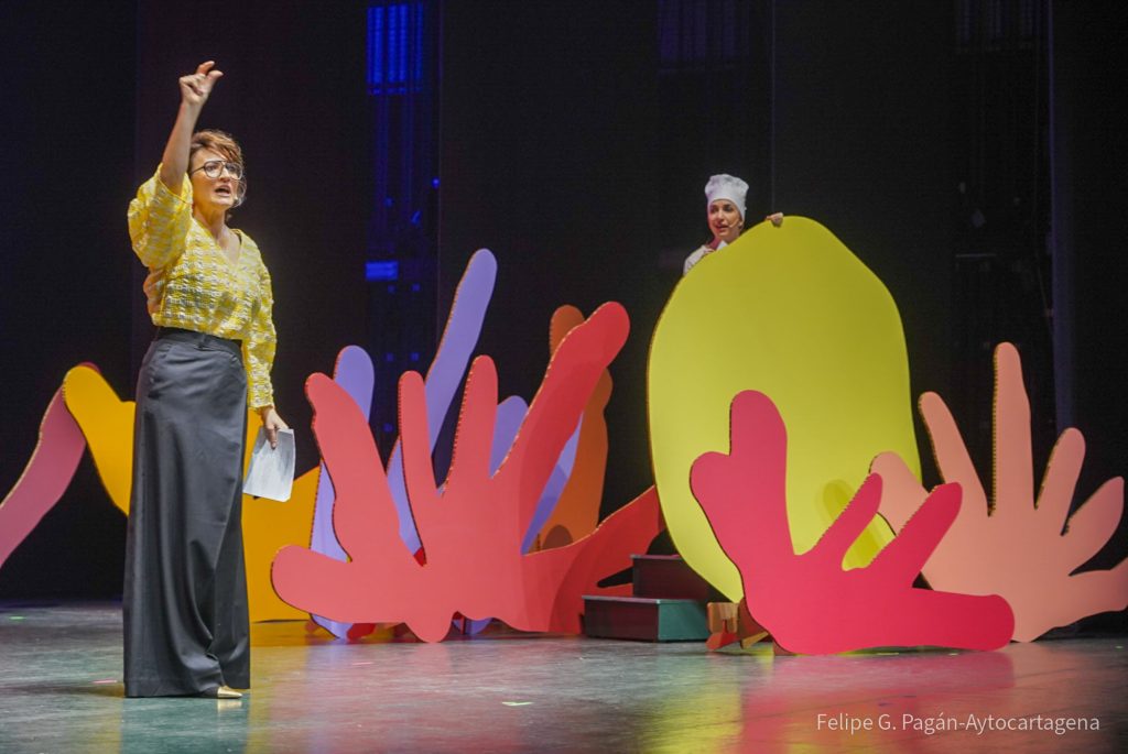 Figuras de cartón para escenografía durante la gala