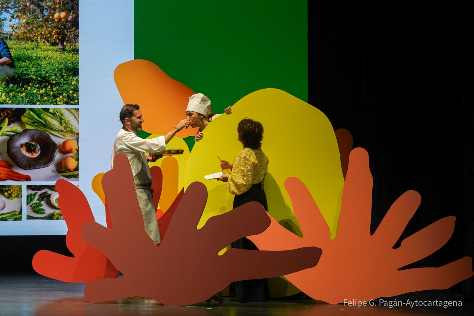 Presentadoras interactuando con escenografía de cartón para Soles Repsol