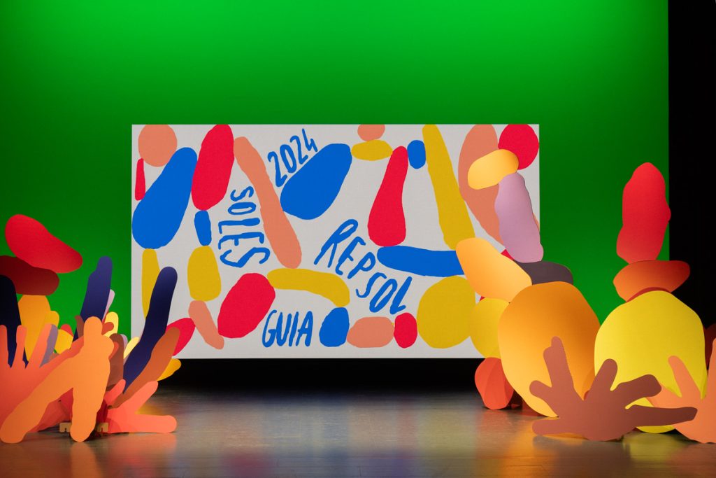 Figuras de cartón instaladas en el escenario de Soles Repsol