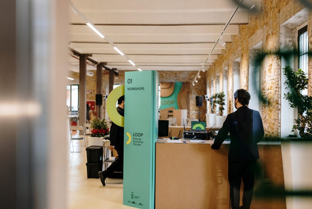 Mostrador de atención al público en cartón. 