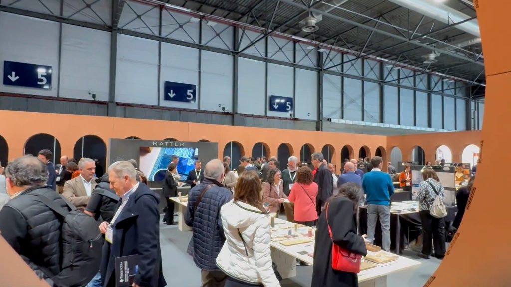 Muro porticado en stand para feria de construcción sostenible.