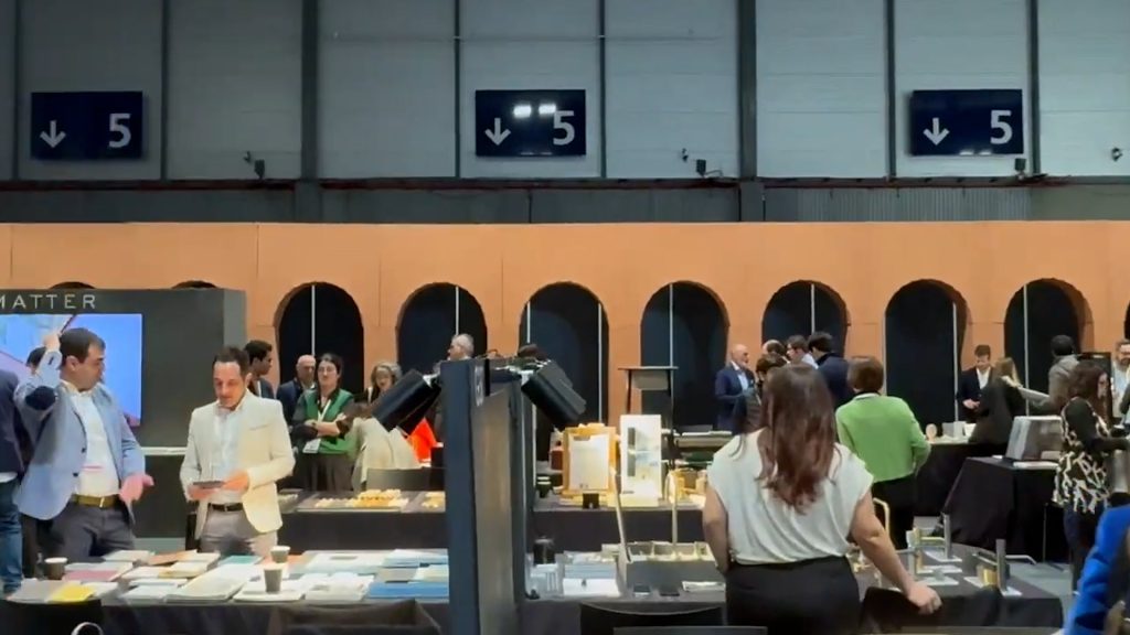 Stand con muro porticado de cartón