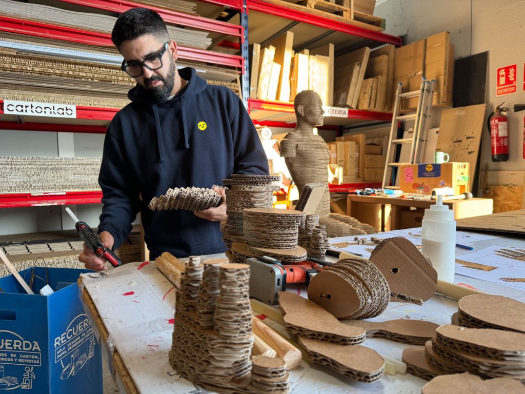 Producción de figuras de cartón por capas