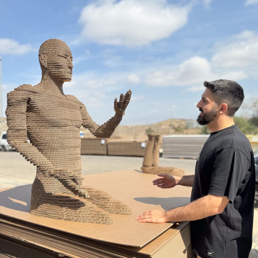 Busto de figura de cartón por capas