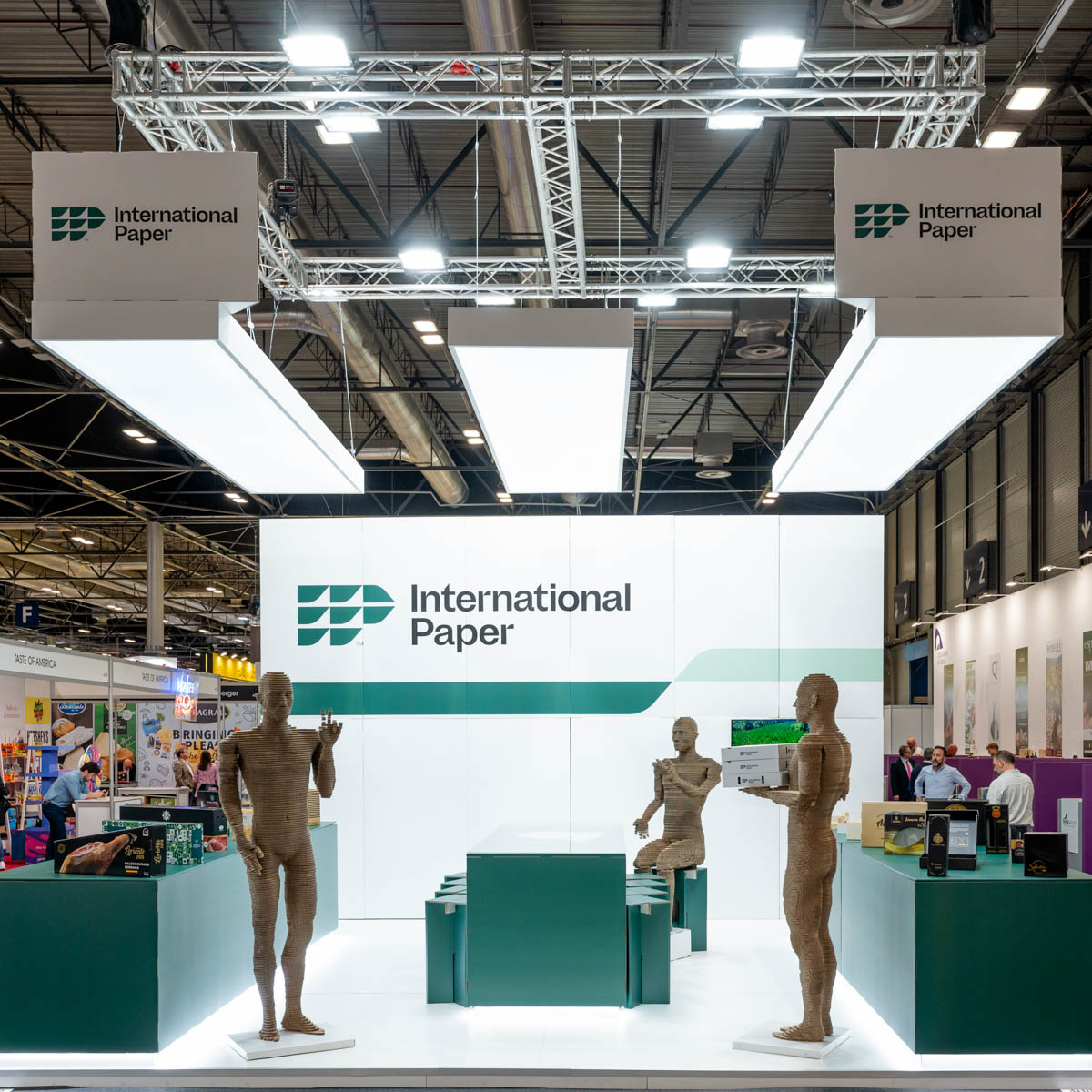 Stand con figuras de cartón para International Paper