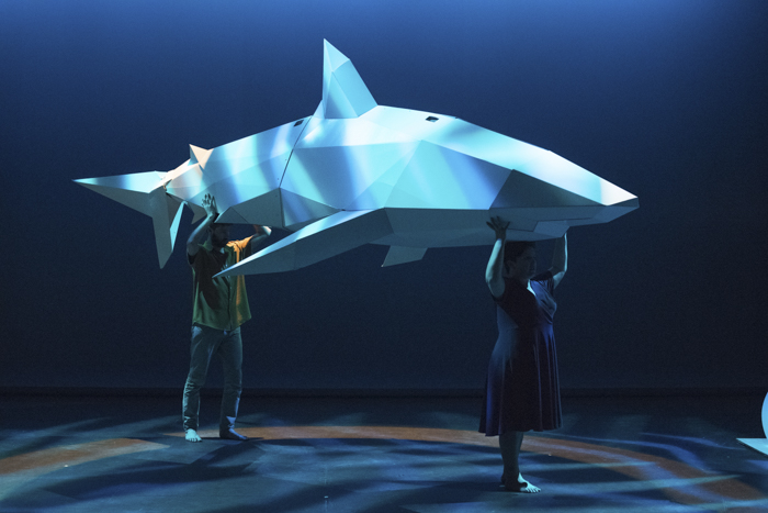 Tiburón de cartón para escenografía