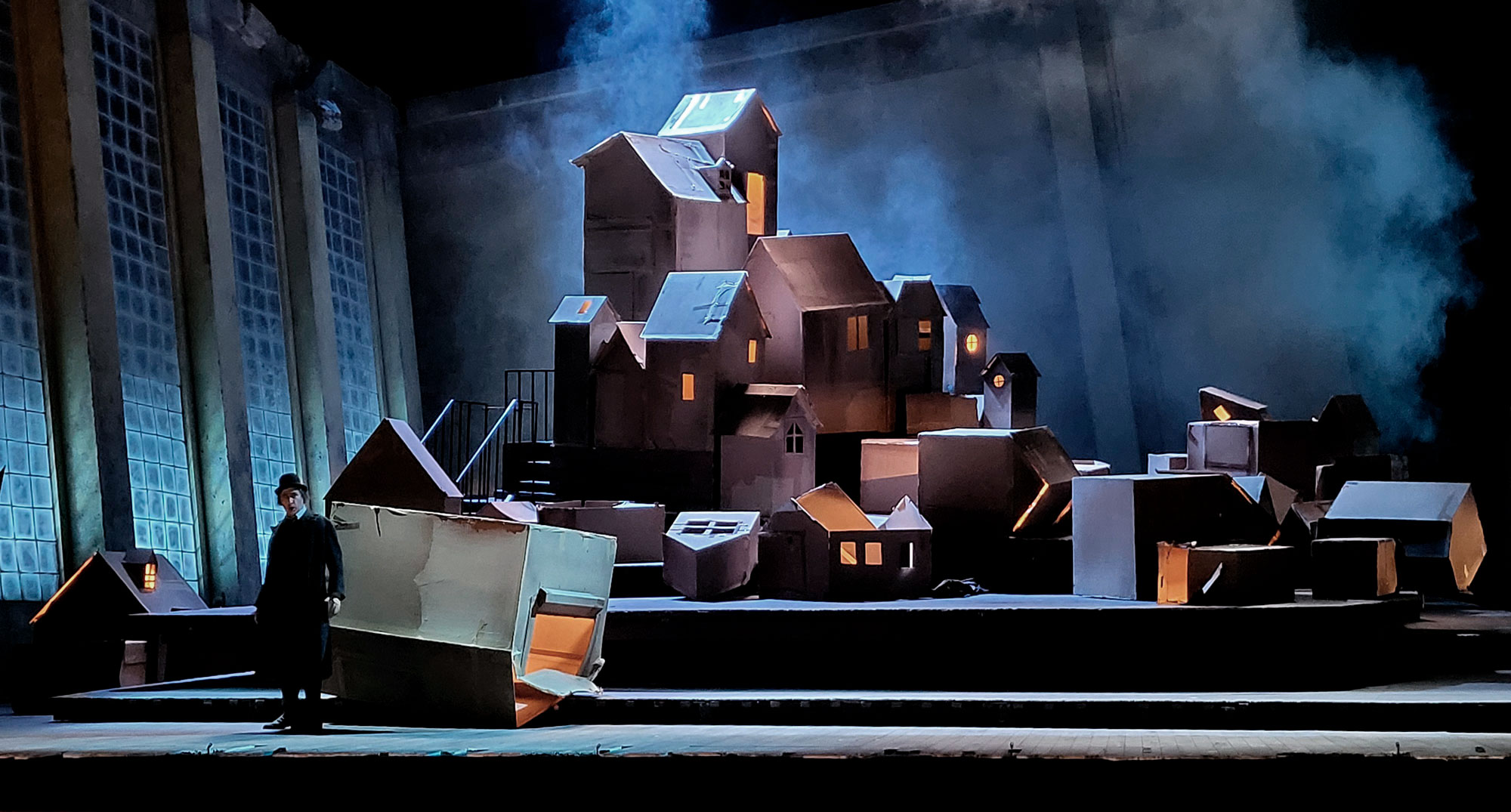 Casas de cartón para escenografía de opera en el teatro real