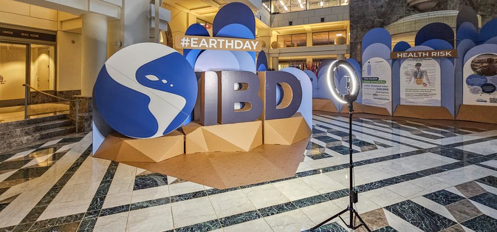 Corpóreo gigante de cartón para BID en Washington