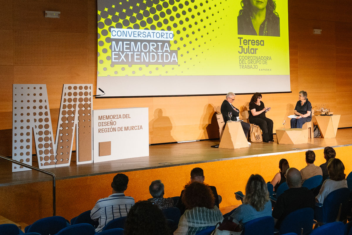 Mostrador y muebles de cartón para escenario.