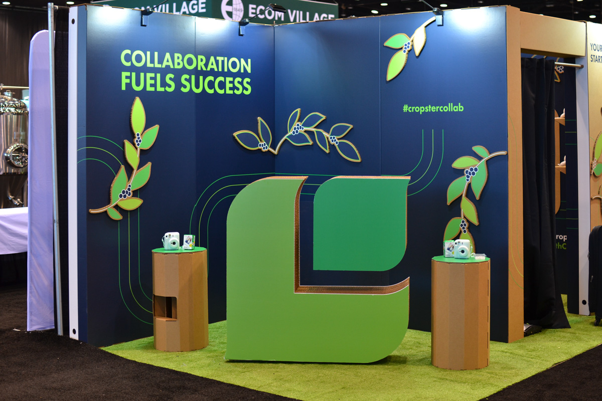 Figura de cartón en stand para marca de café ecológico