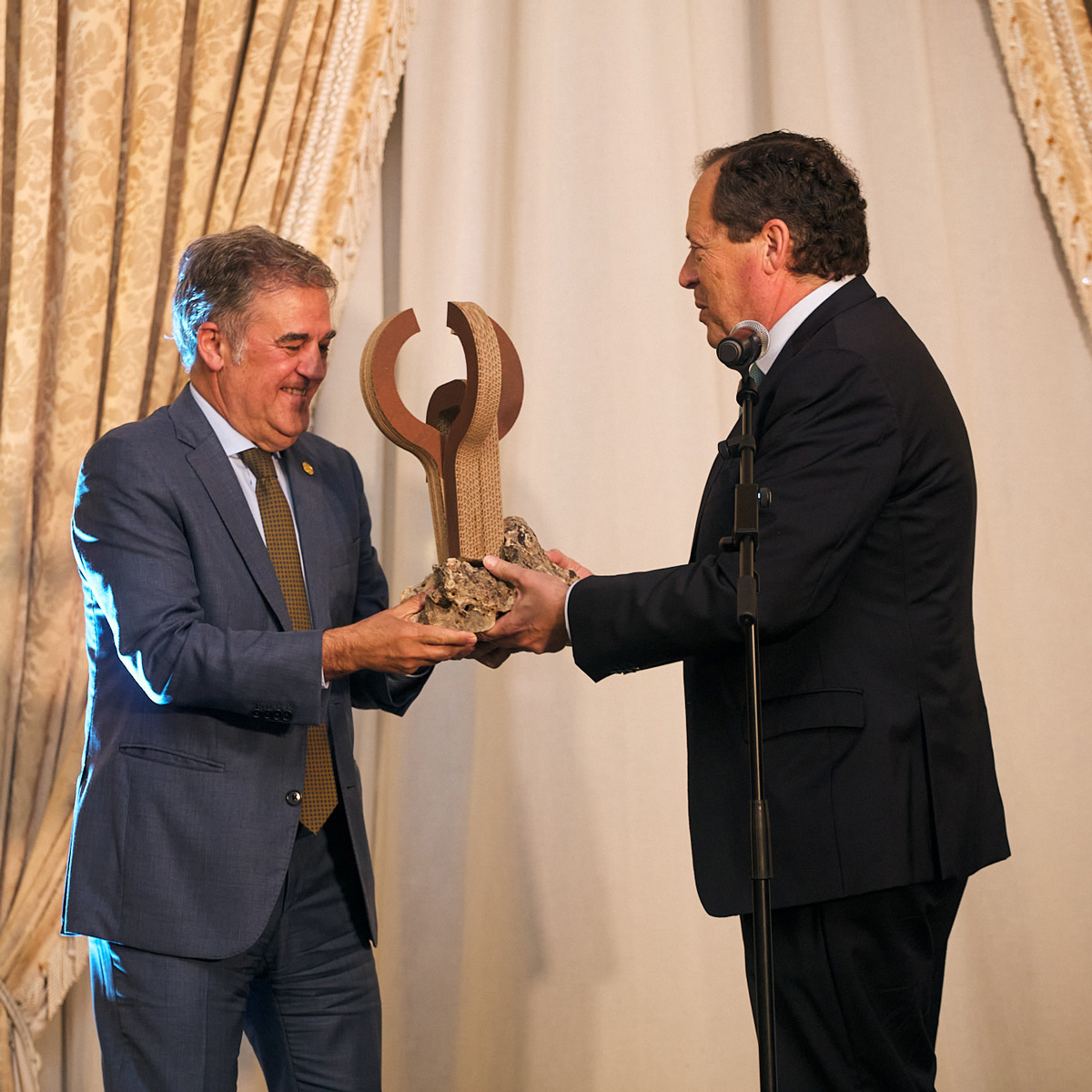 Entrega de premio AFCO diseñado en cartón