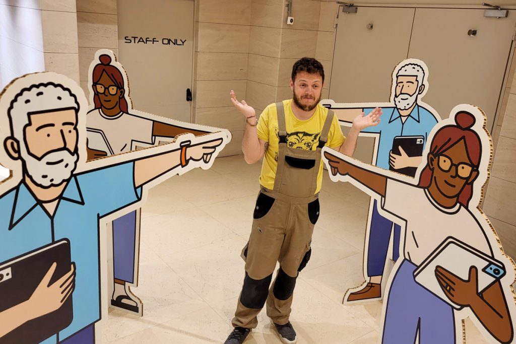 Montaje de figuras de cartón impresas