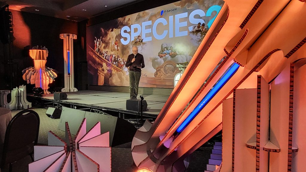 Columnas de cartón en escenario de evento corporativo