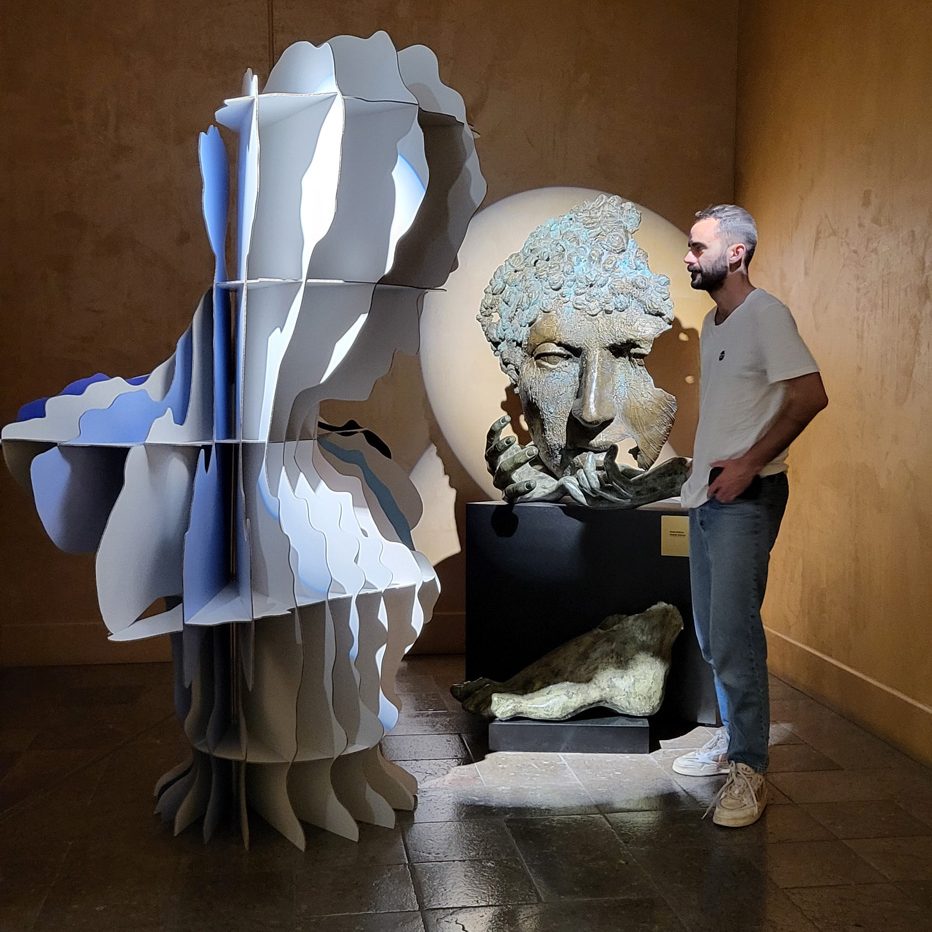 Figura de cartón de lamas en evento