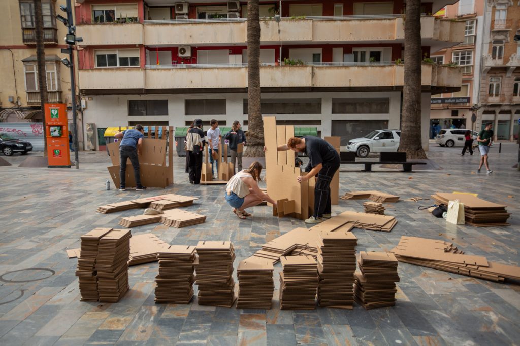 Montaje de instalación artística en cartón
