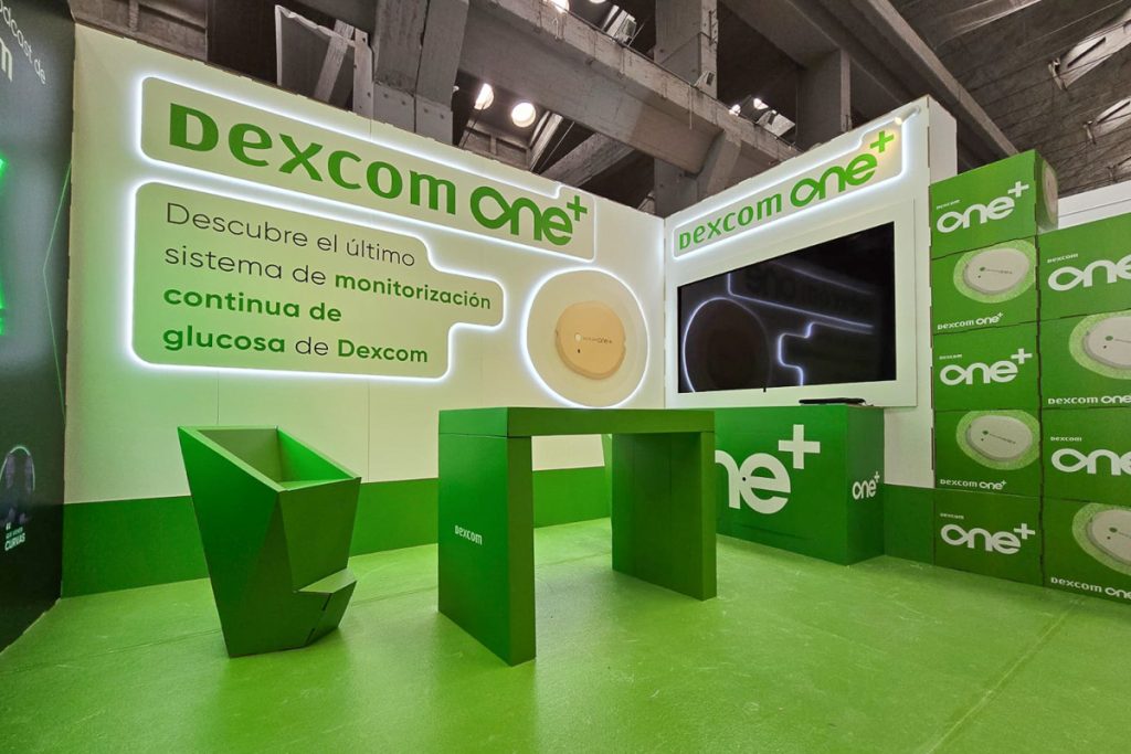 Trasera de cartón con relieves retroiluminados.